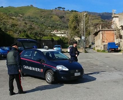 Senza assicurazione tenta di sfuggire a controllo dei carabinieri e li urta con l’auto: arrestato 26enne