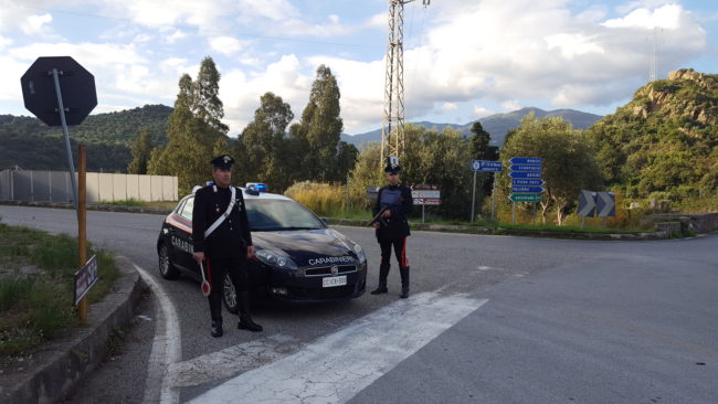 Denuncia i suoi usurai dopo avergli “regalato” 468 paia di scarpe: applicato divieto di dimora per due 40enni