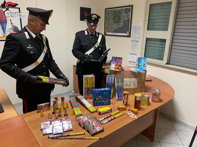 Controlli per Capodanno, carabinieri sequestrano 13 chili di botti illegali e denunciano esercente commerciale
