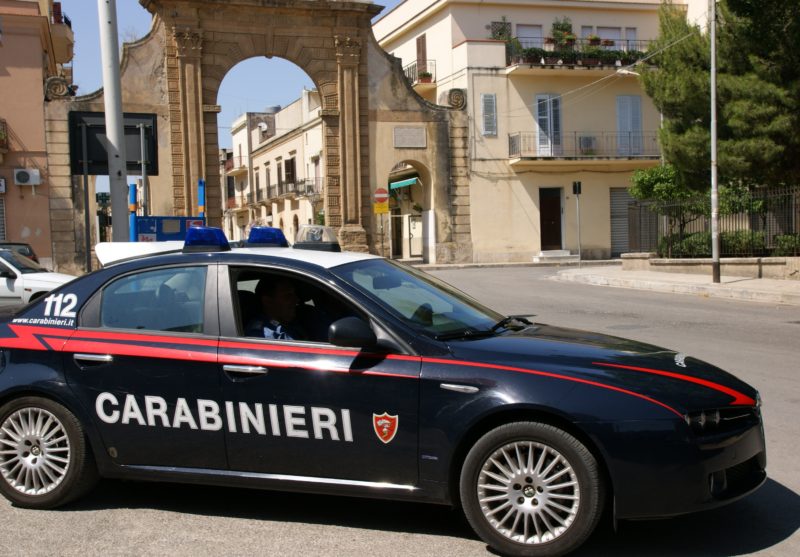 Le molestie ai clienti di un bar e l’aggressione alle forze dell’ordine: doppio arresto dei carabinieri