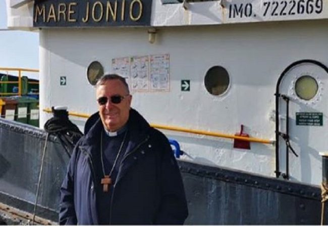 “Sono con voi”, la visita del cardinale Montenegro alle persone a bordo della Mare Jonio