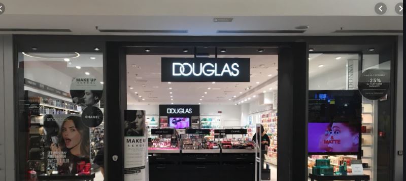 Furto con spaccata nella profumeria Douglas: ladri portano via 18mila euro di refurtiva