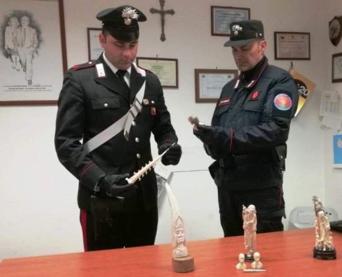Controlli in un mercato del centro: sequestrati oggetti in avorio, denunciati 2 antiquari