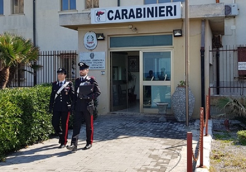 Aggredisce la madre con ingiurie e percosse causandole lesioni al volto: arrestato 50enne