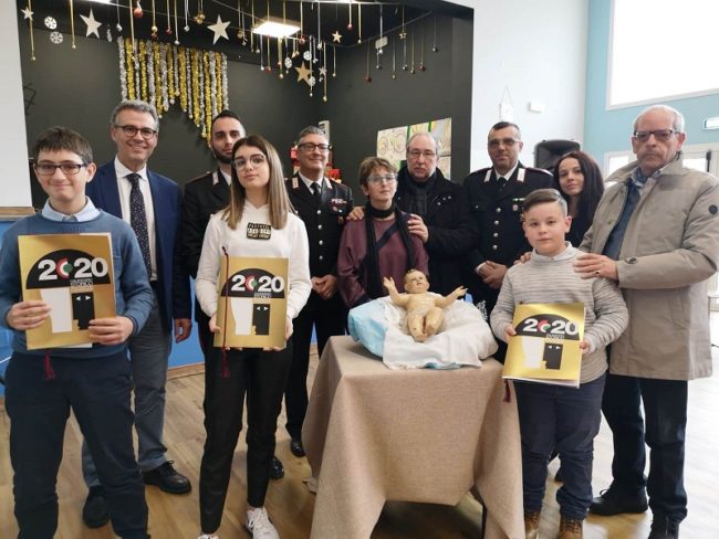 Incontri a scuola sull’uso improprio dei cellulari: carabinieri consegnano calendari agli alunni che si sono distinti