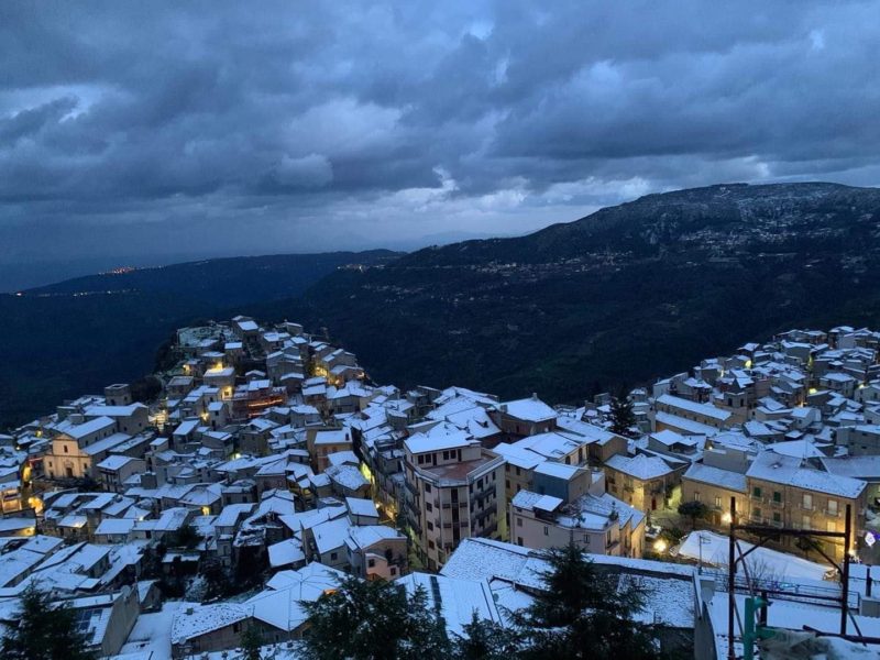 Da Catania a Messina, da Palermo ad Enna, tempesta di neve flagella la Sicilia: gli SCATTI più belli