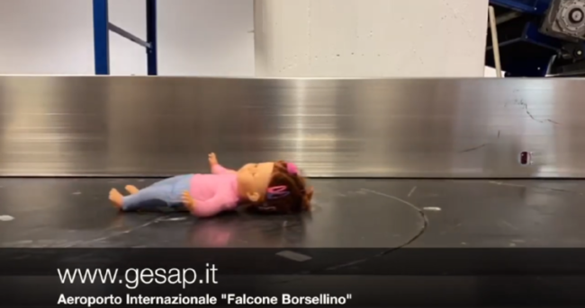 “Torna indietro e prendimi”, Gesap mostra giocattoli persi in aeroporto per farli “tornare a casa” – VIDEO