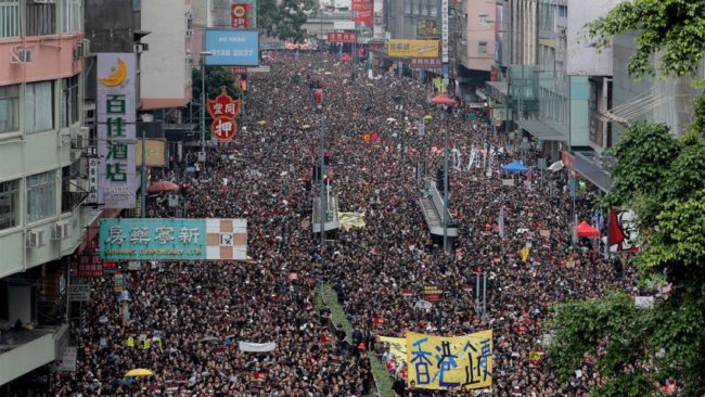 Manifestazioni violente Hong Kong, il racconto di Vanessa: “Ho paura”