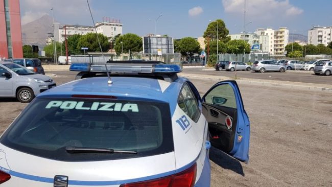 Minacce, pugni e gomitate agli automobilisti che non vogliono pagare: segnalati padre e figlio parcheggiatori abusivi