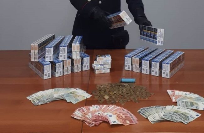 Furto aggravato in una tabaccheria: arrestati due giovani con un bottino di 3mila euro e 25 stecche di sigarette