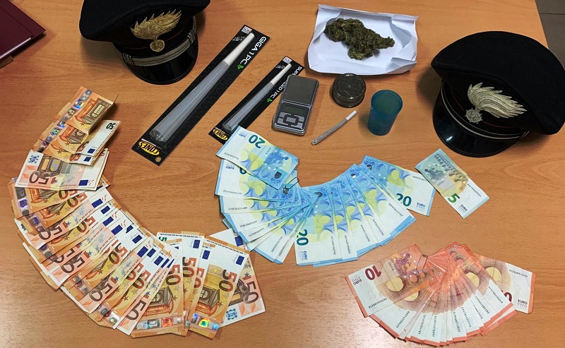 Aci Castello, giovane disoccupato “si dà da fare” spacciando droga: blitz dei carabinieri in casa