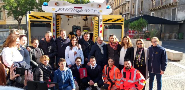 Catania, piazza Teatro Massimo ha un defibrillatore grazie all’iniziativa “Il cuore di Raffaele”