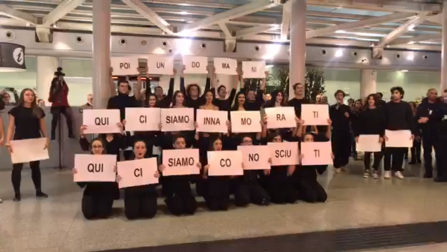 Proposta di matrimonio con flash mob all’aeroporto di Catania: ecco il romantico VIDEO
