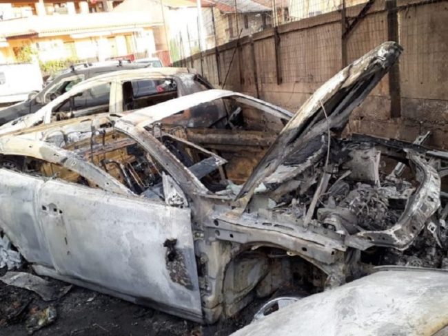 Divampa un rogo nella notte: danneggiato il parco auto di un’officina di via Roma