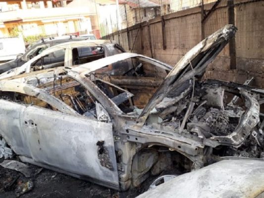 Divampa un rogo nella notte: danneggiato il parco auto di un’officina di via Roma