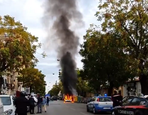 Paura in centro, fiamme e fumo da un’auto: traffico bloccato – VIDEO