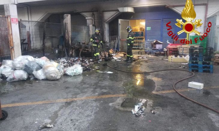Scoppia incendio, paura nel parcheggio del supermercato: indagini in corso