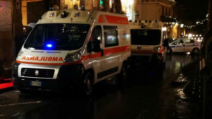 Tragedia nel Catanese: 65enne accusa un malore in piazza, si accascia e muore