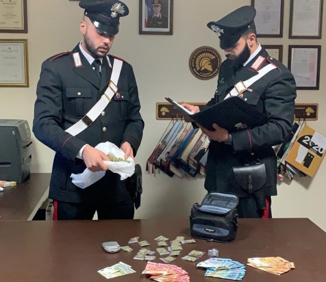 Marijuana in casa e impianto elettrico abusivo, guai per 26enne agli arresti domiciliari