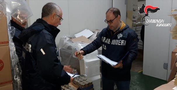 Natale e cena a base di pesce, sequestrate 3 tonnellate di prodotti ittici in cattivo stato: sanzioni per migliaia di euro – VIDEO