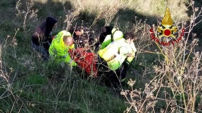 Anziano cade in un burrone: 79enne soccorso dai vigili del fuoco e ricoverato al Policlinico