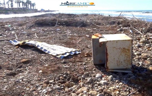 Spiagge della Babbaluciara e della Maddalusa “invase” dai rifiuti: l’allarme di Mareamico
