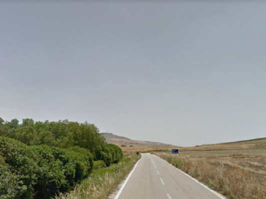 Auto sbanda e termina fuori strada sulla SS 121: una persona ferita
