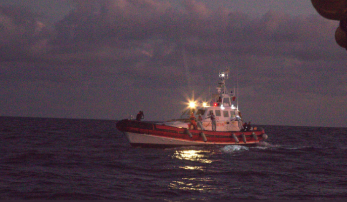 La nave Alan Kurdi salva 133 migranti, ore di attesa per lo sbarco a Lampedusa: “Devono essere evacuati”