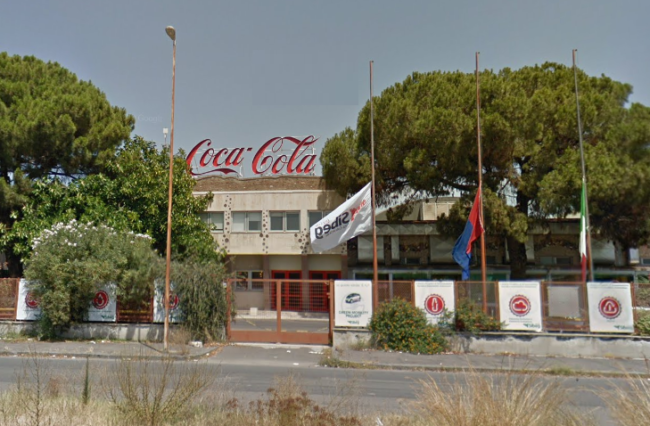 Frammenti di vetro nella Coca-Cola, Sibeg tranquillizza: “Noi estranei, garantiamo la sicurezza alimentare”