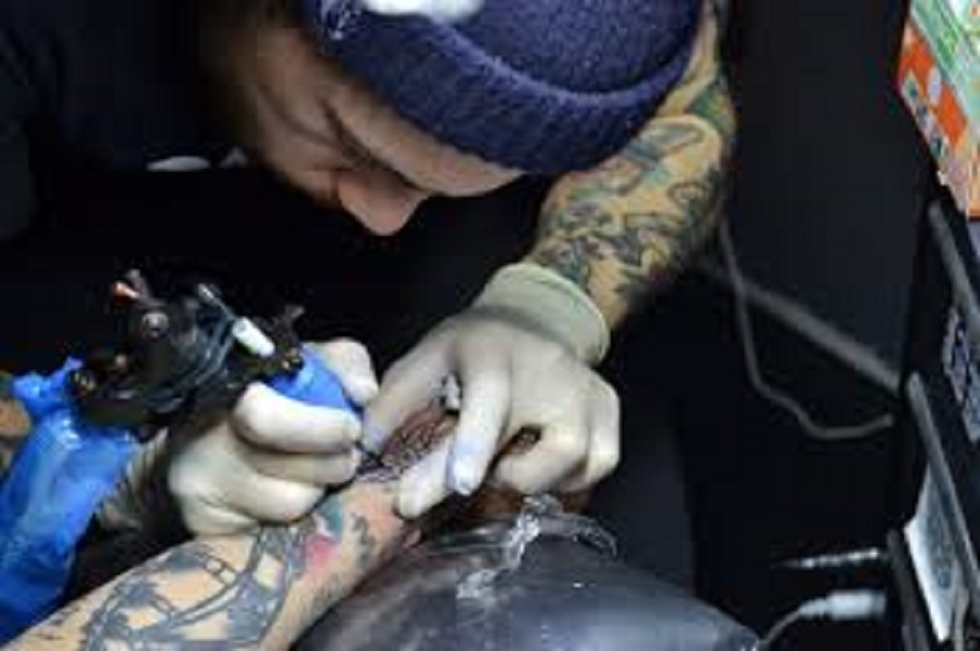 Tatuatore esercitava senza autorizzazioni: sanzionato 48enne