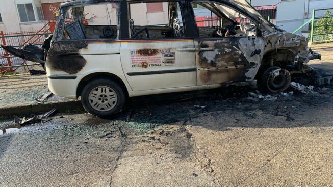 Taxi in fiamme nella notte, mezzo distrutto: ipotesi di attentato incendiario