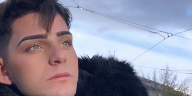 Omofobia, insulti e parolacce sul bus a una coppia di ragazzi. Titta: “Io la testa non la abbasso”