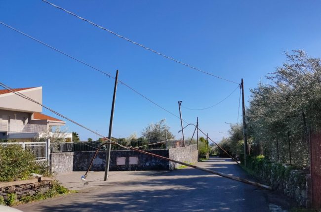 Aci Sant’Antonio, danni a 10 pali dell’illuminazione dopo il forte vento di venerdì scorso