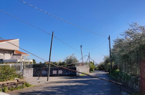 Aci Sant’Antonio, danni a 10 pali dell’illuminazione dopo il forte vento di venerdì scorso