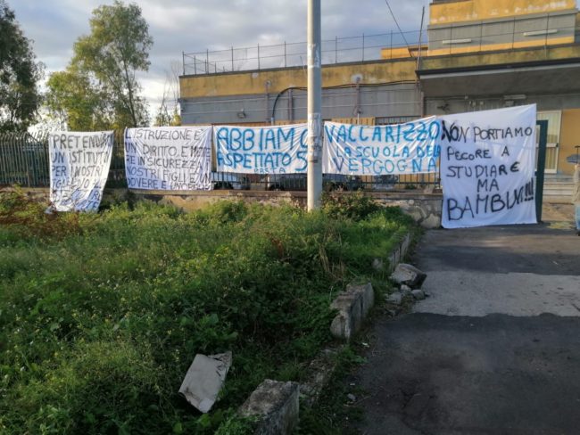 Vaccarizzo, genitori in protesta per l’Istituto “Fontanarossa”. Preside Tumminia: “Presto inizieranno i lavori”