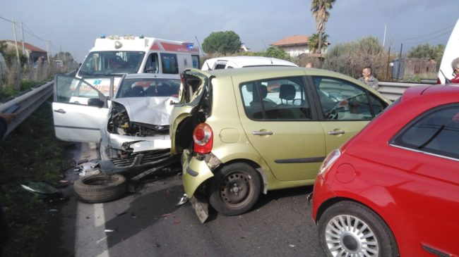 Grave tamponamento nel Catanese, maxi scontro sulla “strada della morte”: 5 mezzi distrutti e 6 feriti