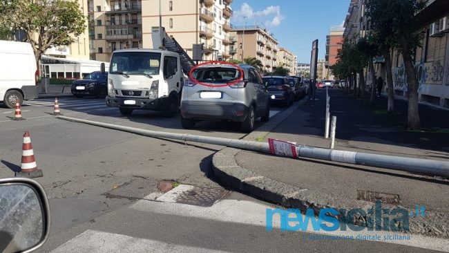 Disagi a Catania per il forte vento, cade un palo della luce a Vulcania: danneggiata un’auto