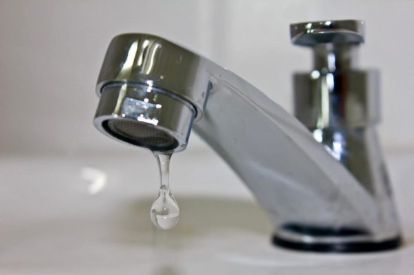 Disservizi nella distribuzione dell’acqua potabile nel Catanese: lamentele e cittadini disperati, la denuncia di Federconsumatori