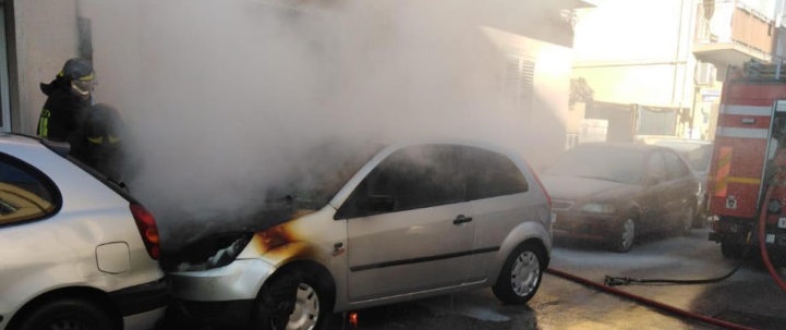 Citroen in fiamme in strada, ancora sconosciute le cause dell’incendio: sul posto i vigili del fuoco