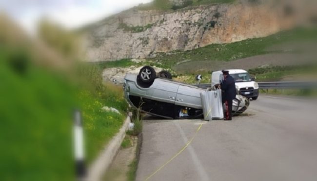 Incidente “insolito” sulla Statale 122, uomo si ribalta con Audi A4 e torna a casa