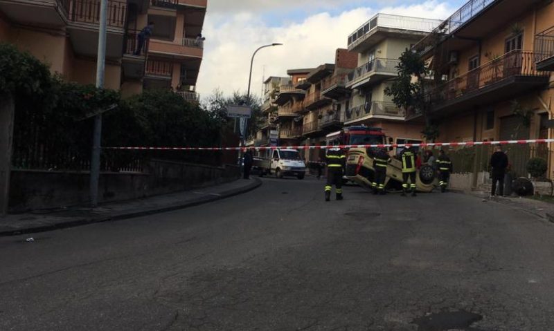 Grave incidente nel Catanese, scontro tra due auto in via Lazio: una si ribalta. Due feriti