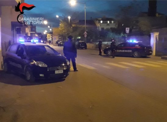 Riciclaggio e ricettazione, “bottino informatico” e auto degli anni ’70 ritrovati in un garage: un arresto e una denuncia
