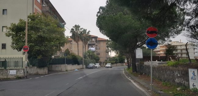 Cartelli stradali imbrattati in via Sebastiano Catania: l’appello del consigliere Zingale
