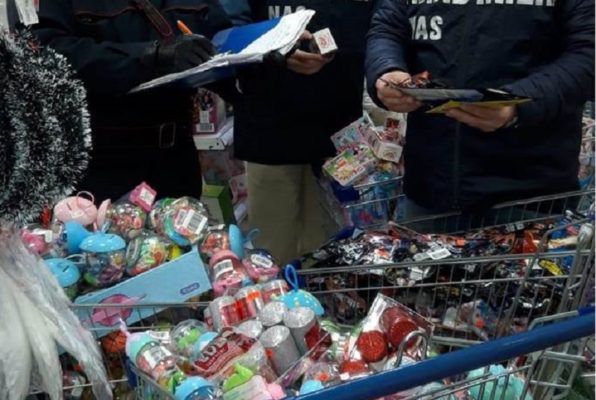 Pericolo incendi e per la salute dei bambini: sequestrati oltre 800 articoli tra addobbi e giocattoli