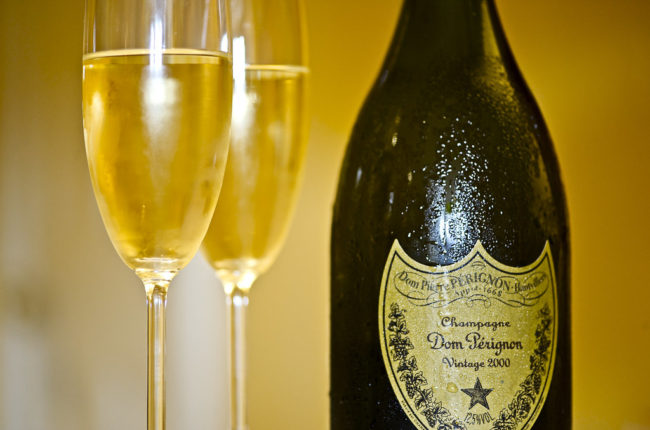 Controlli della Finanza, champagne Dom Perignon acquistato con il Reddito di Cittadinanza: 64 denunciati