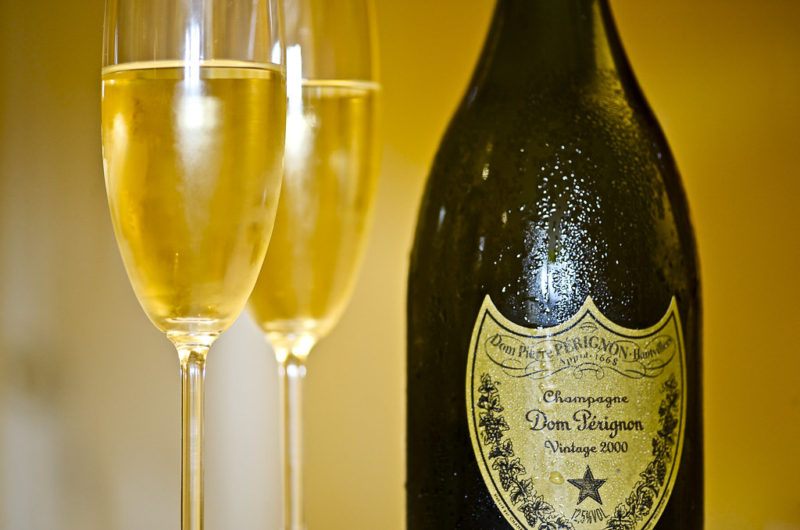 Controlli della Finanza, champagne Dom Perignon acquistato con il Reddito di Cittadinanza: 64 denunciati