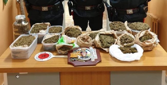Oltre 7 chili di marijuana nascosta in recipienti, finisce nuovamente in manette un bracciante agricolo