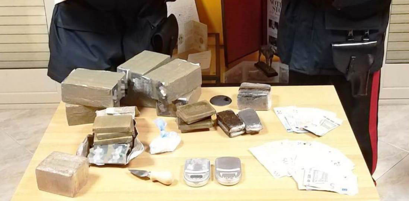 Droga nascosta nel garage, carabinieri scoprono diversi chili di hashish: 42enne finisce in manette