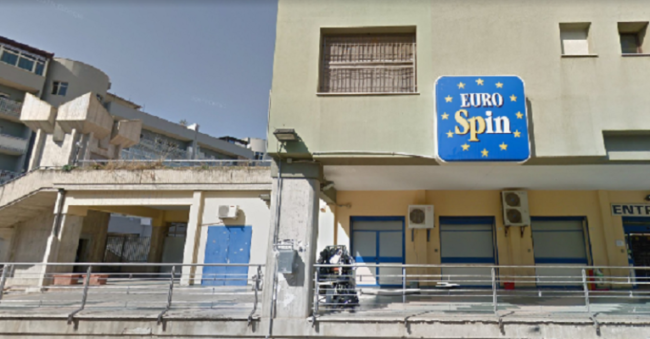 Paura davanti all’Eurospin, in 6 rapinano portavalori e guardie giurate: bottino da 60mila euro
