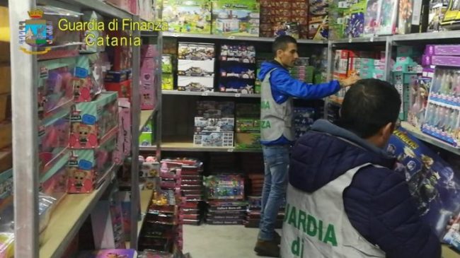 Catania, maxi sequestro a un rivenditore cinese: 2,5 milioni di merce contraffatta